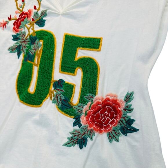 Johnny Was V-Neck Wildcats Embroidered Tee in White Floral Jersey Size Small - Picture 3 of 7